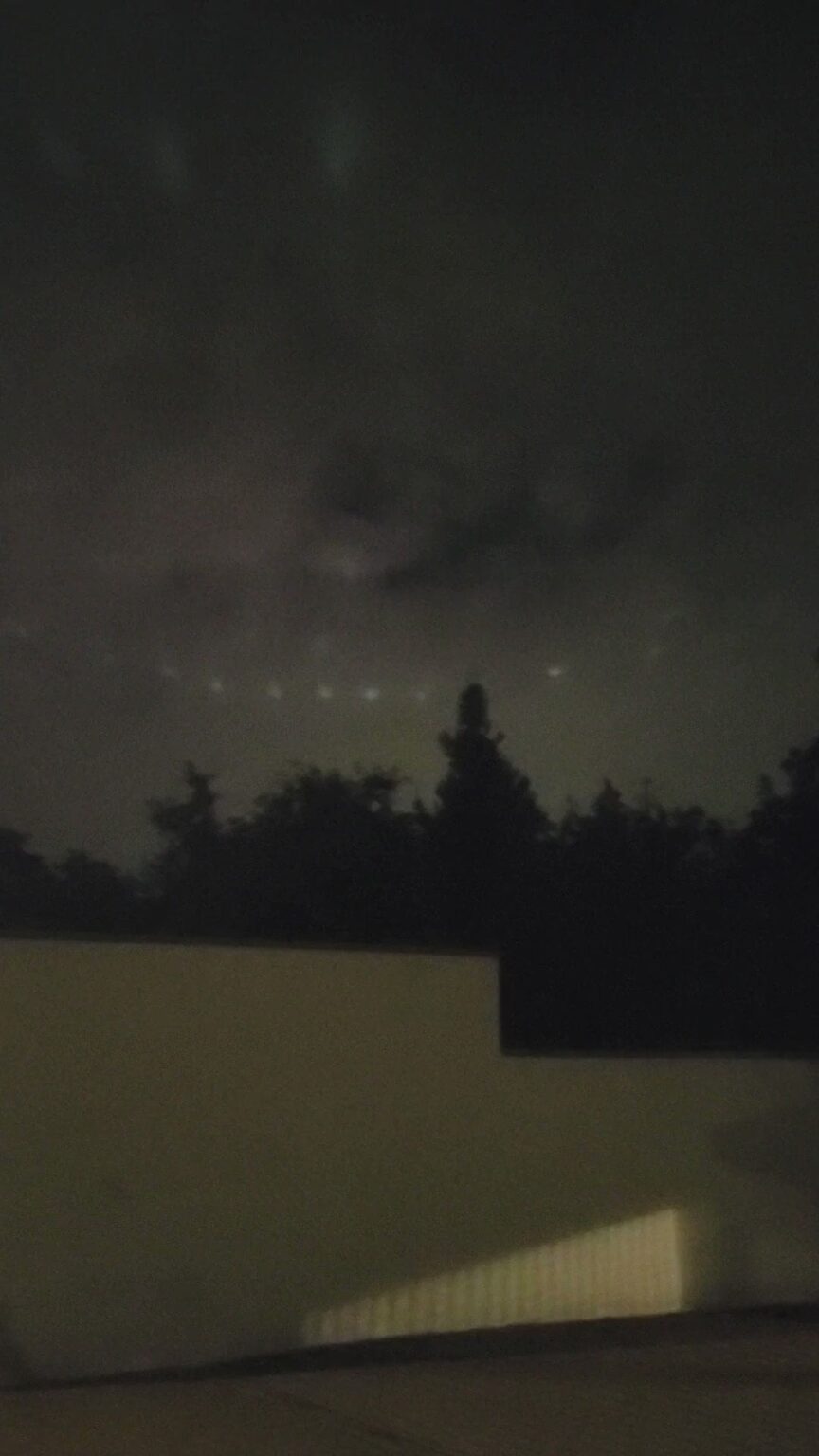 Mysterious Circular Craft with Oscillating Lights: Starlink or Something Else?