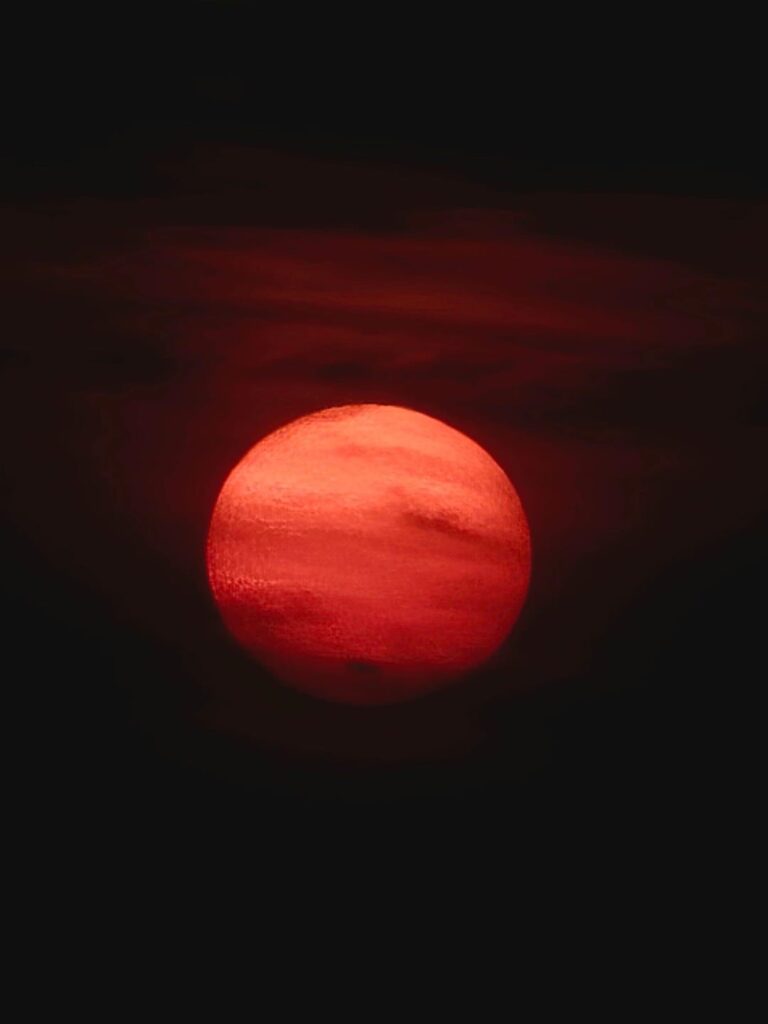 Was taking sunset pics and noticed something moving in frame 🛸 …. Snapped a few shots before it was gone👽💫