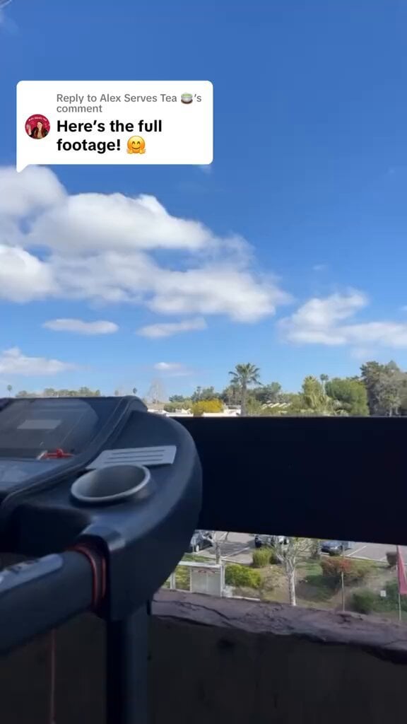 Cigar shaped UFO captured on video Cigar shaped UFO captured on video