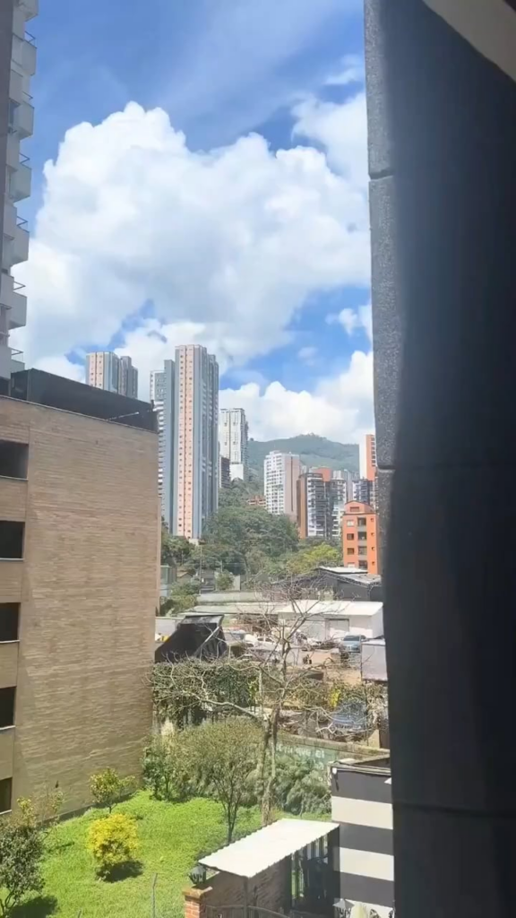 Longer version of the silver orb shaped object above Colombia