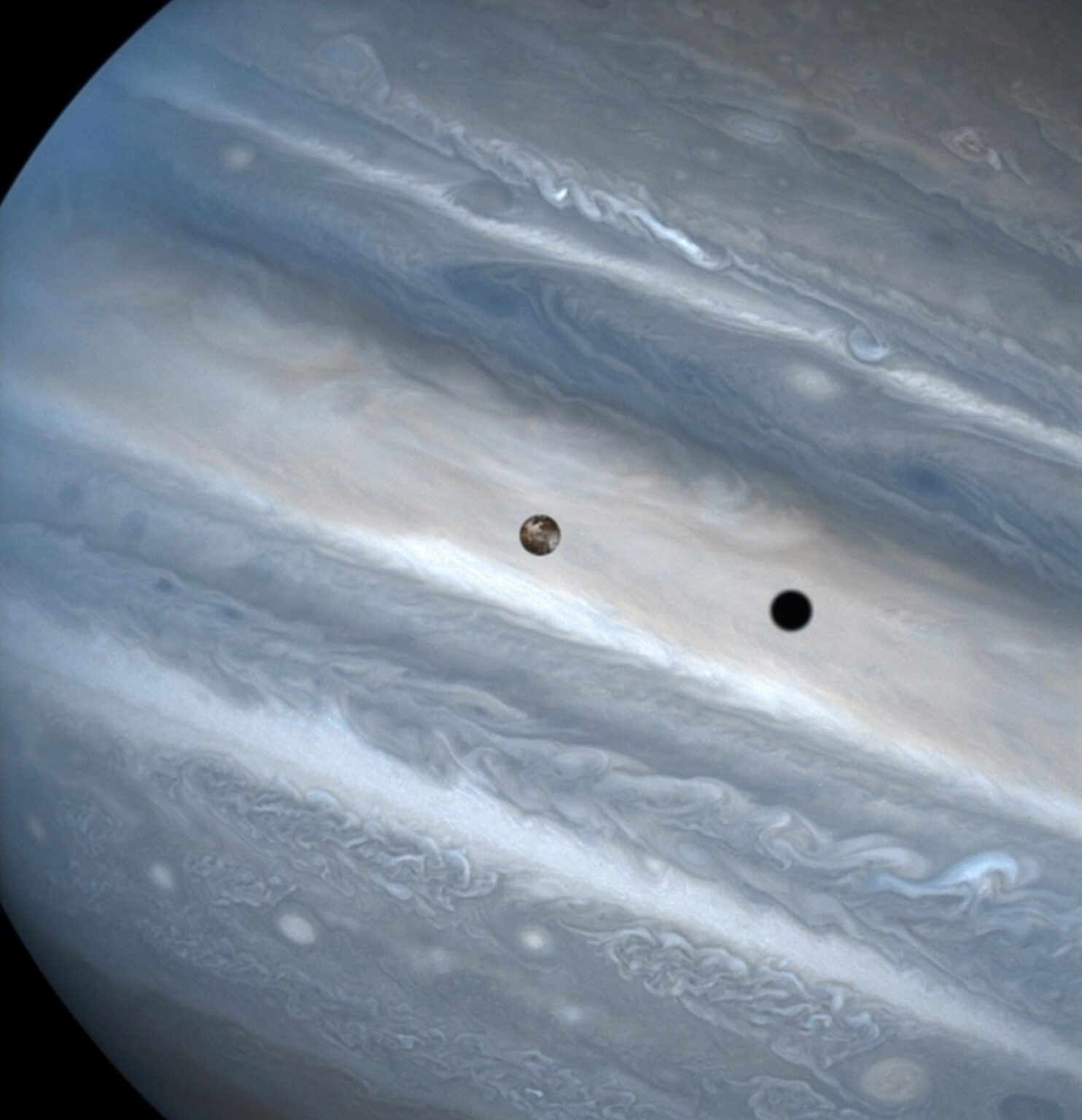 Orbiting Jupiter once every 43 hours, the volcanic moon Io cruises 500,000 kilometers above swirling, banded cloud-tops. Hubble 1997 - Source: NASA