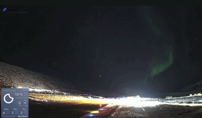 A meteor lit up the sky over Kangerlussuaq, Greenland 29.10.25, and it was even caught on the airport’s live camera!