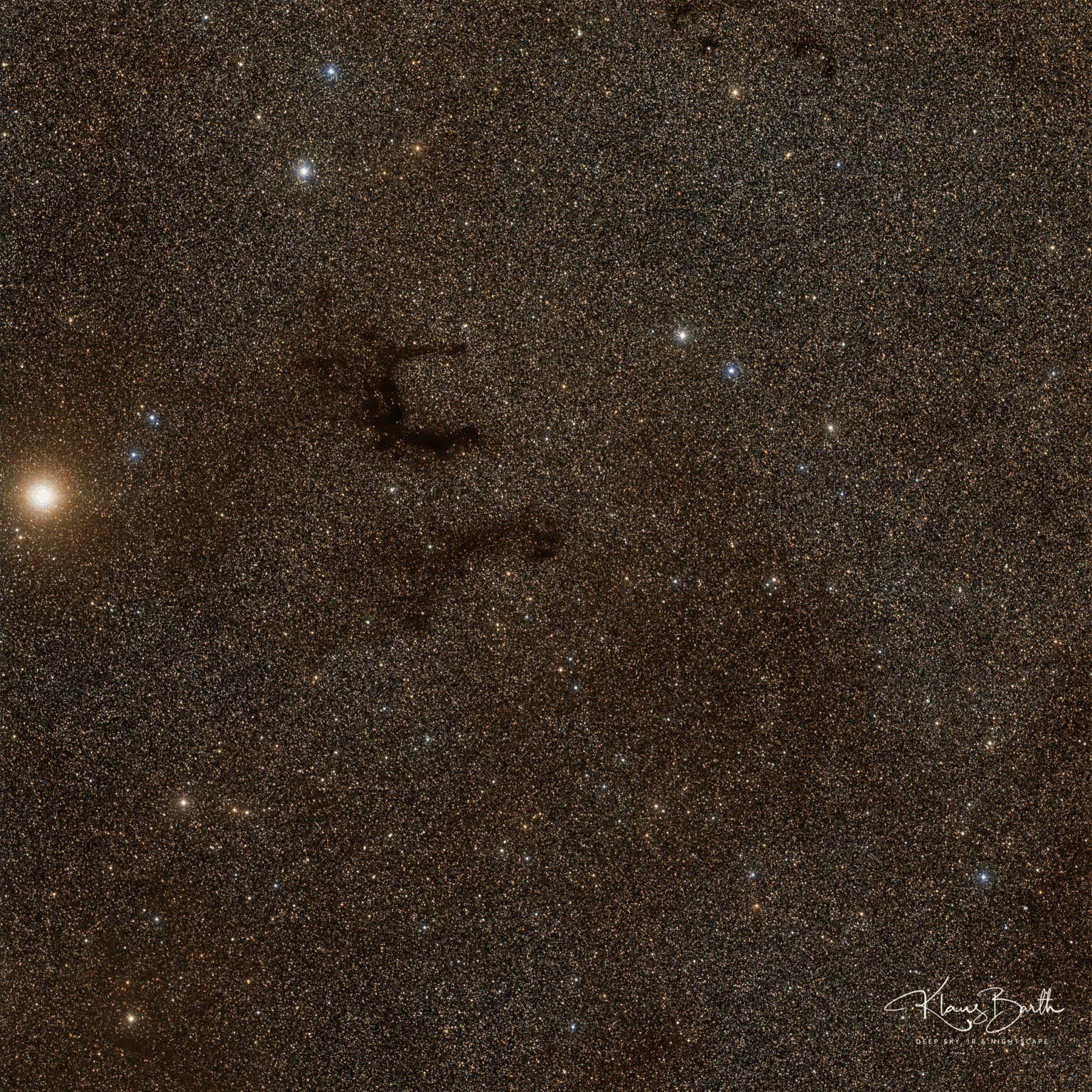 A dark “E” carved into the Milky Way — Barnard 142, the Cosmic E Nebula