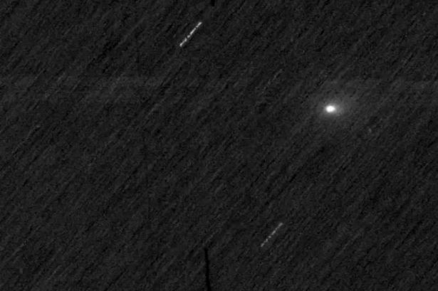 An extraterrestrial expert suggests that an interstellar object, which appears to be an "alien ship" with a "complex jet structure" and a "glowing halo" is currently passing by the sun.