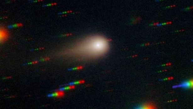 An extraterrestrial expert suggests that an interstellar object, which appears to be an "alien ship" with a "complex jet structure" and a "glowing halo" is currently passing by the sun.