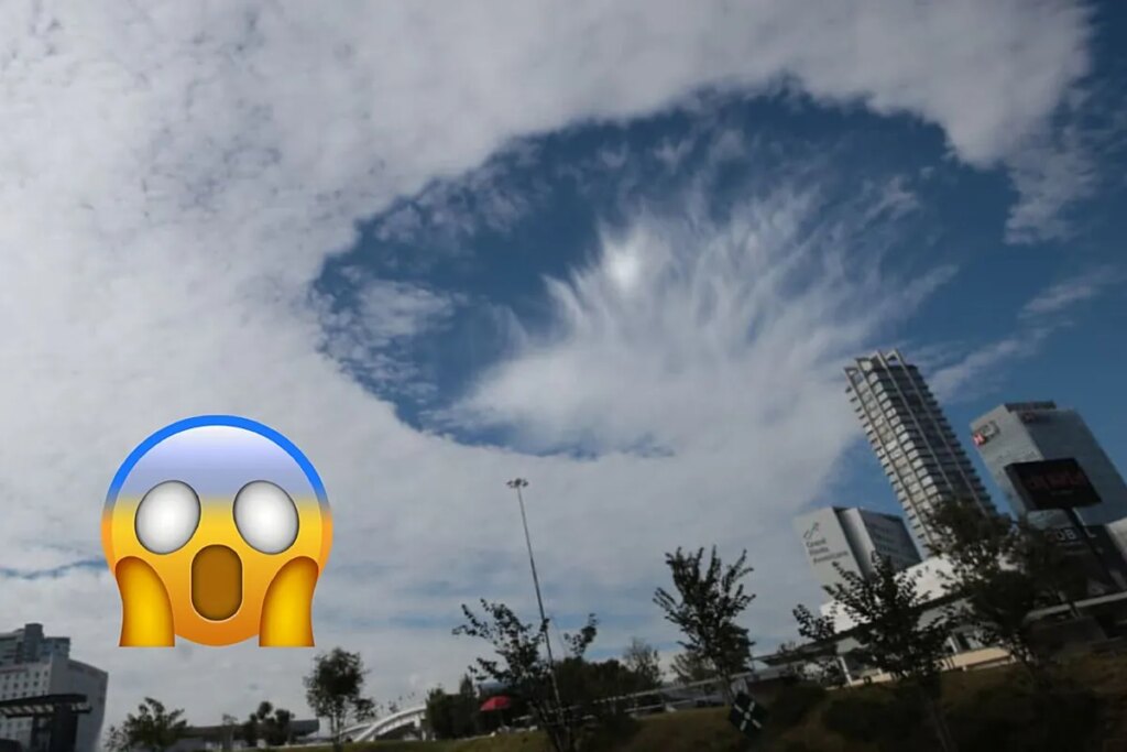 Aliens have arrived! Strange hole appears in the clouds in Mexico