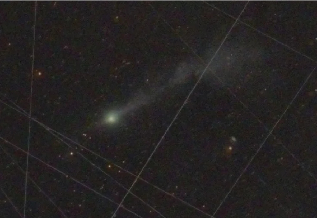 A newly released stacked deep image of 3I/ATLAS, taken between 5:08–5:22 UT on November 9, 2025, through a combination of 5 exposures, each lasting 3 minutes, with two telescopes. The sunward direction is towards the lower left corner. The new images show massive plumes that typically wouldn't be present with a usual comet. Image: Frank Niebling and Michael Buechner