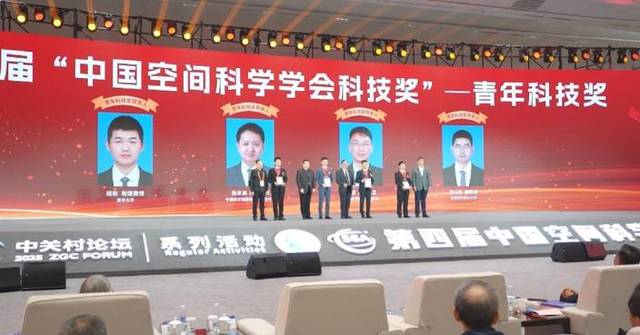 China awards space scientists for landmark achievements