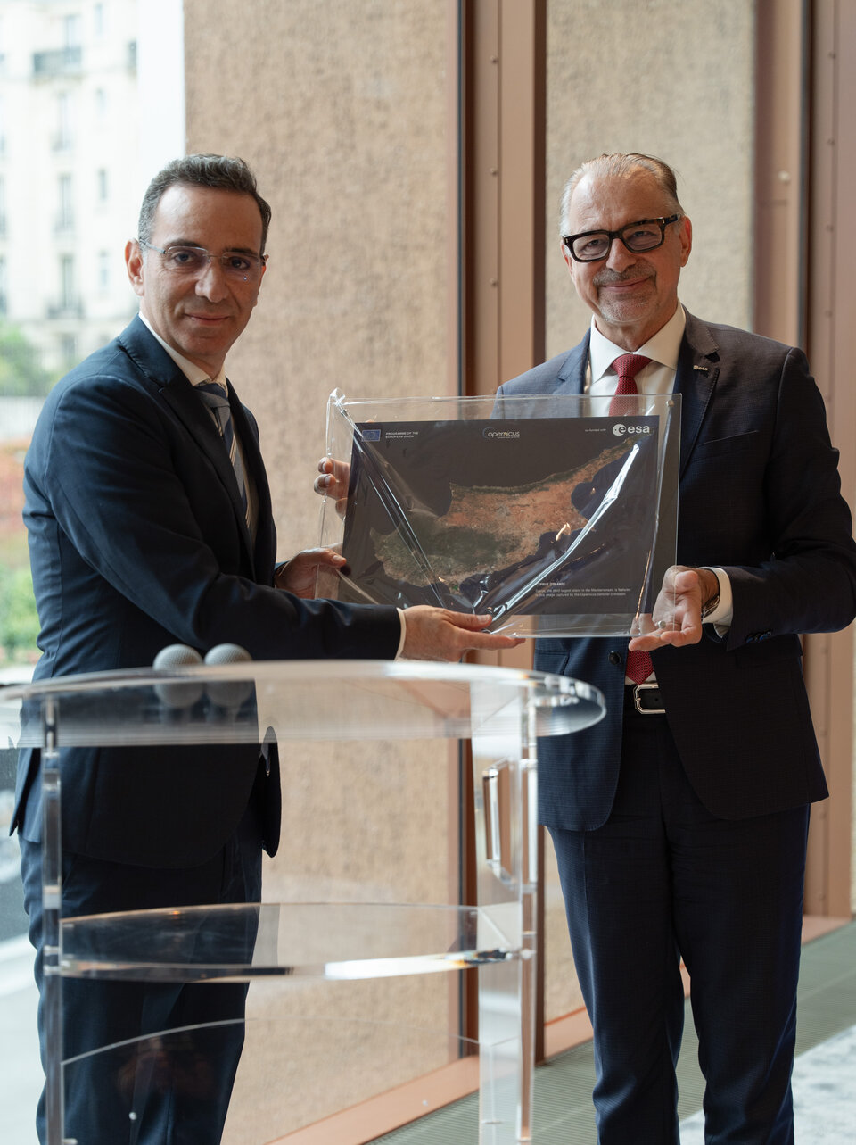 ESA Director General Josef Aschbacher presents Nicodemos Damianou, Deputy Minister of Research, Innovation and Digital Policy of the Republic of Cyprus with a satellite image of Cyprus. 