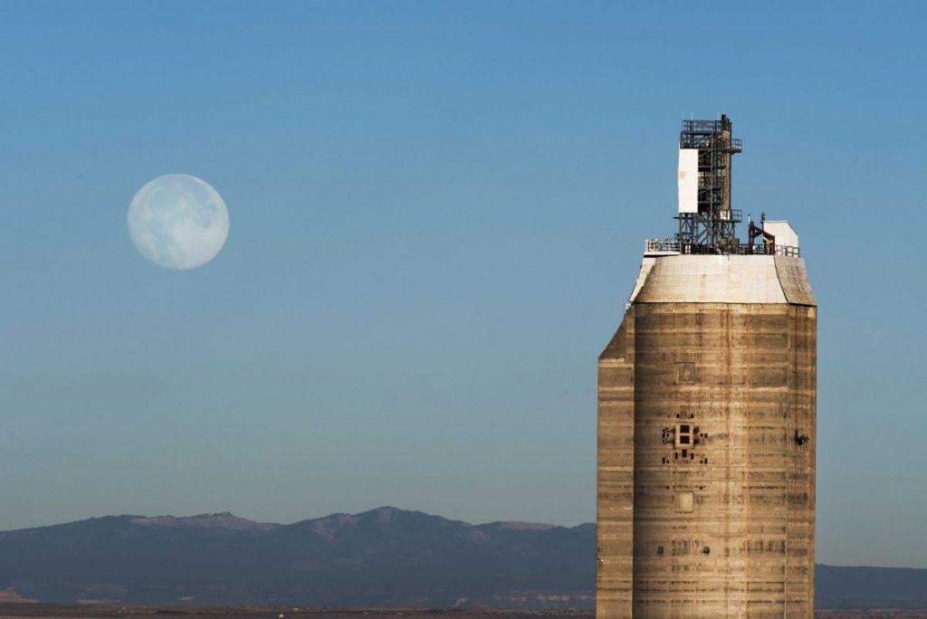 Using heliostats at night for cislunar spacecraft and near-earth asteroid / spacecraft detection