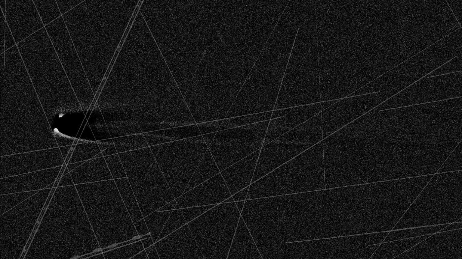 Comet Lemmon photos are plagued by satellite streaks — Here's how amateur astronomers face the problem