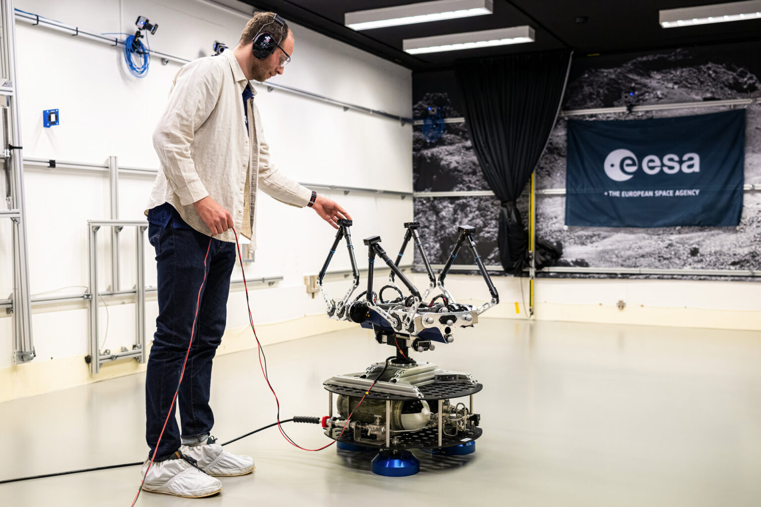 Four-legged robot’s first encounter with microgravity Four-legged robot’s first encounter with microgravity