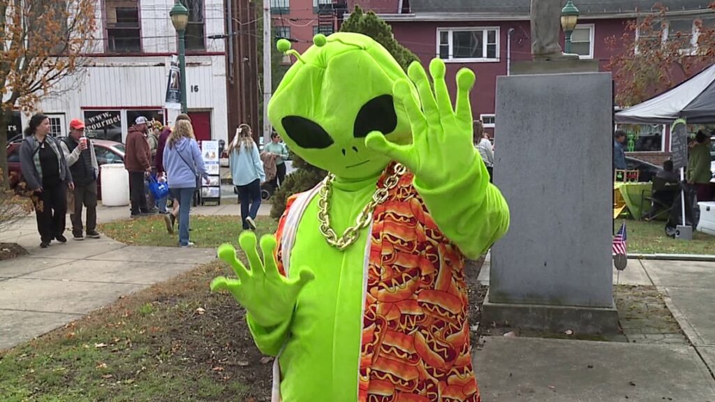 Earthlings flock to the otherworldly event that is the Carbondalien Festival