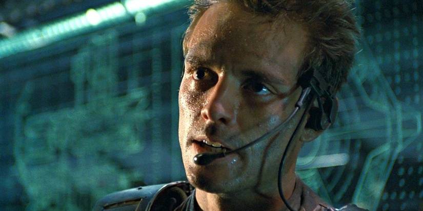 Dwayne Hicks looking off-screen in Aliens