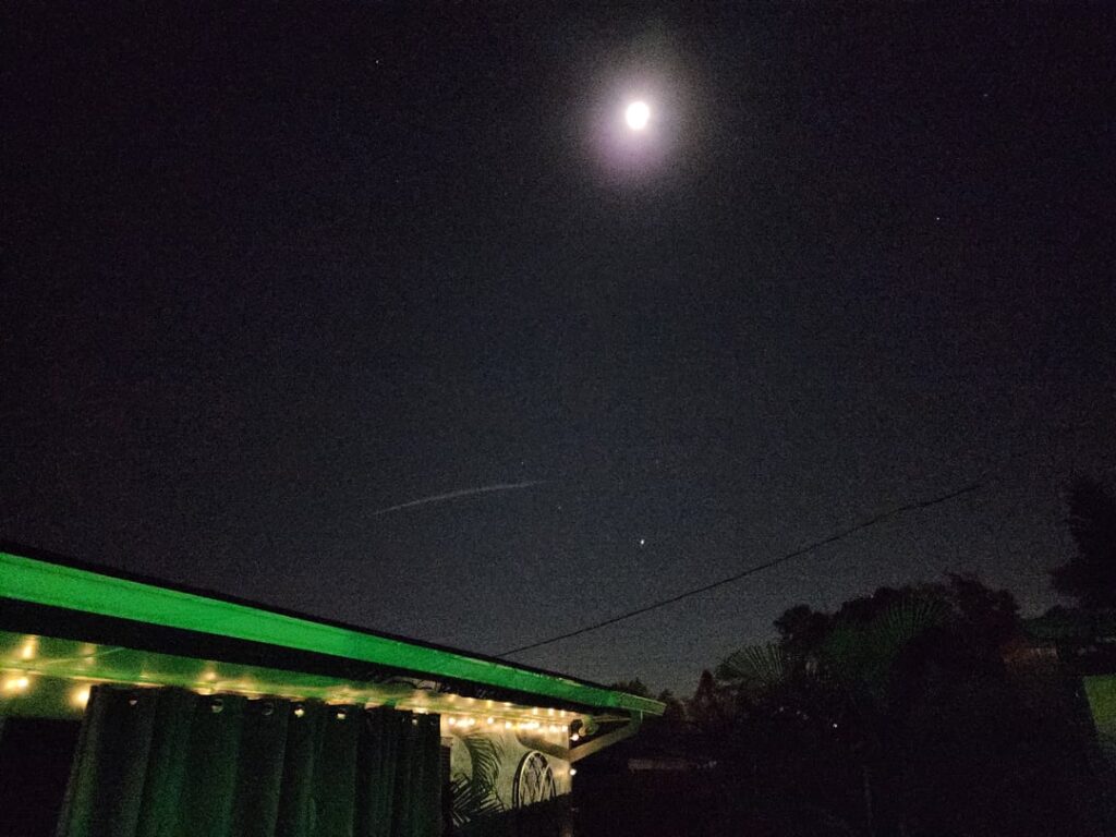 What is this line in the sky from last night? (11/7/25) FL usa