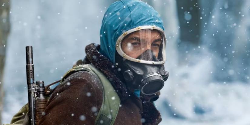 Ricardo Darín as Juan Salvo in The Eternaut wearing a gas mask in falling snow in Season 1.