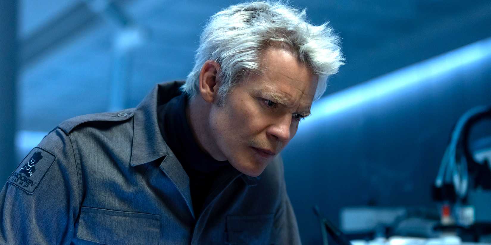 Timothy Olyphant as Kirsh looking suspiciously at something in Alien: Earth season 1 episode 8