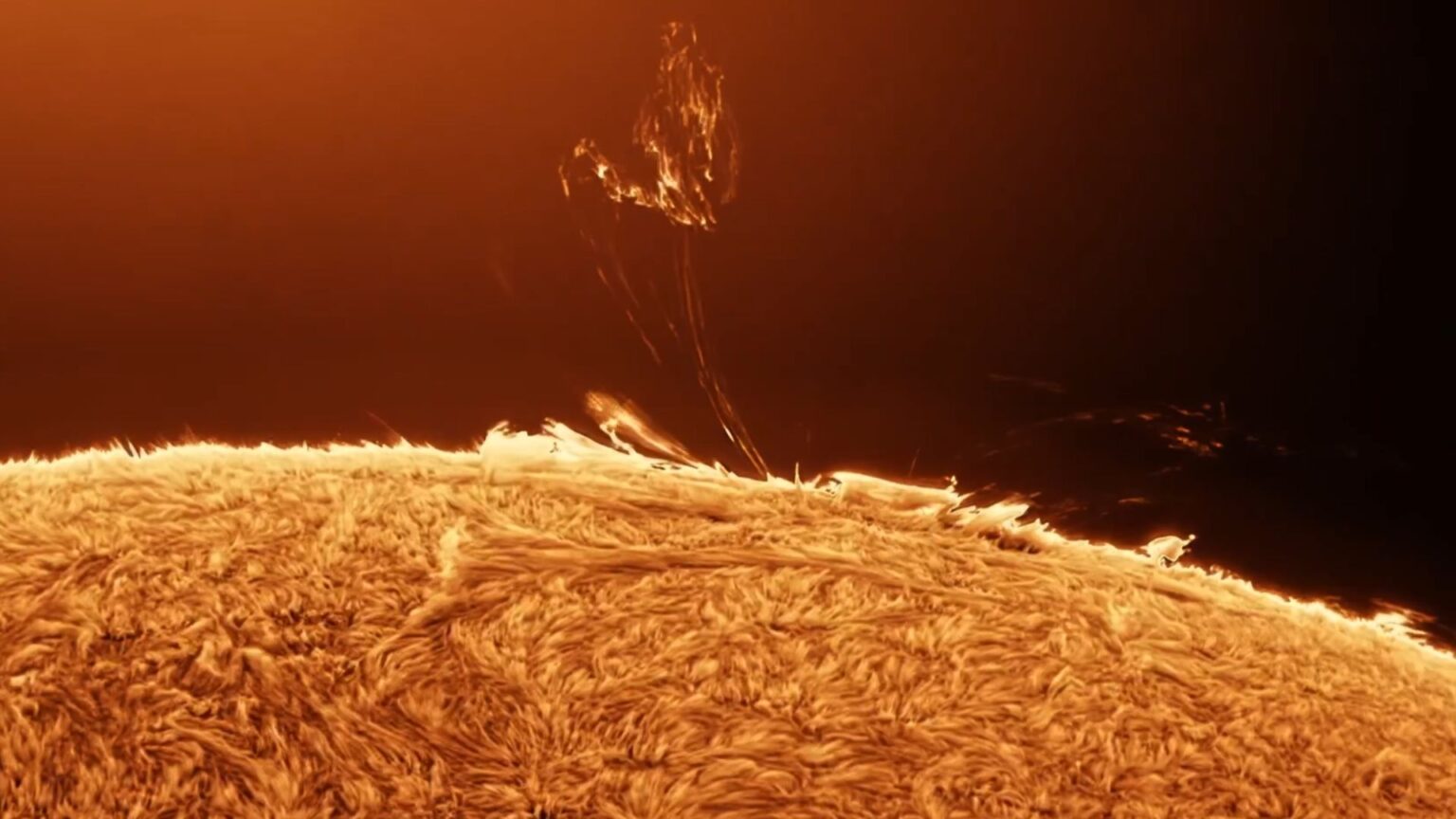 Astrophotographer captures fiery plasma dancing above the sun in stunning close-up video