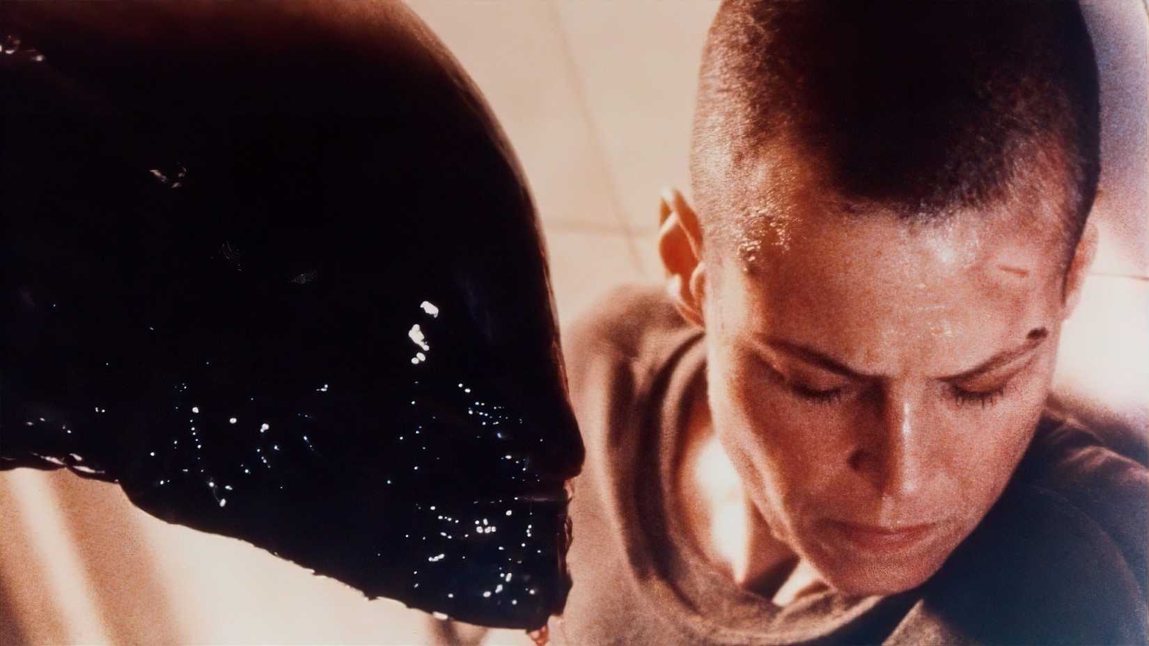 Xenomorph and Ripley in Alien 3