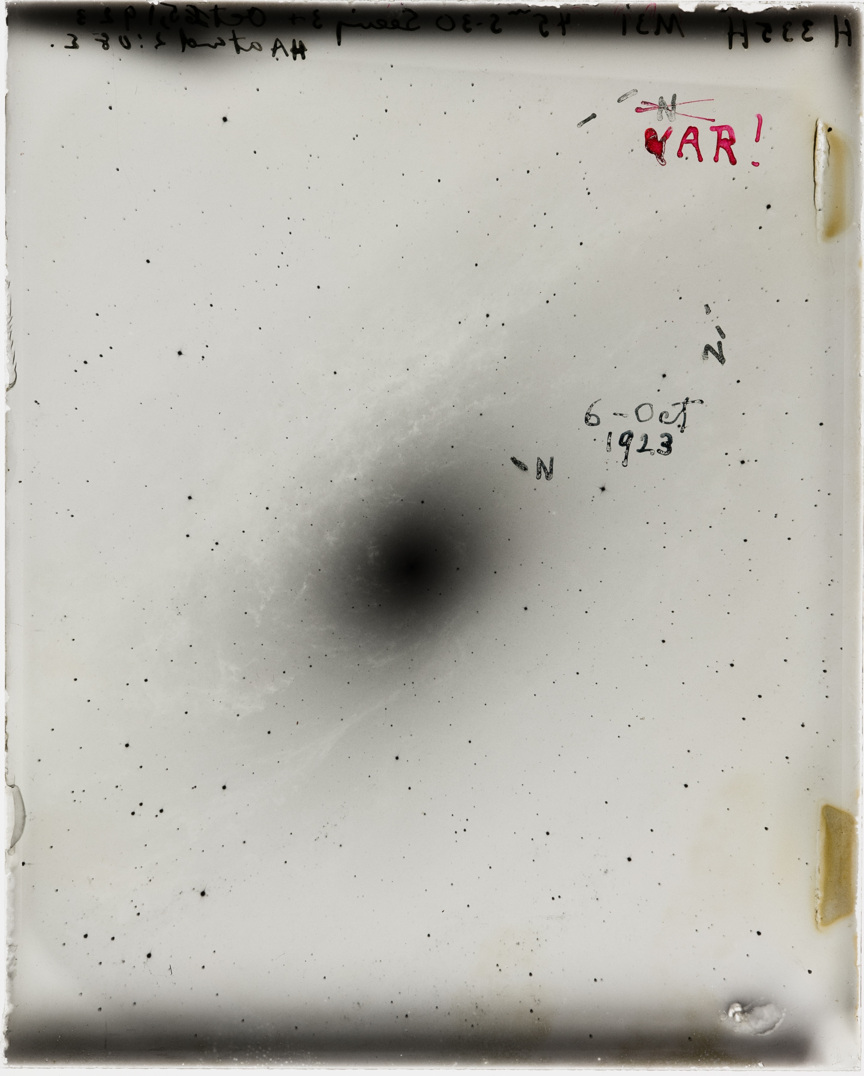 A photo of a clear plate with a blurry black circle in the middle, with the handwritten label "VAR!" in the upper right
