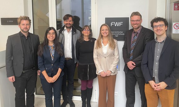 Mehrere Personen stehen nebeneinander vor der Kamera