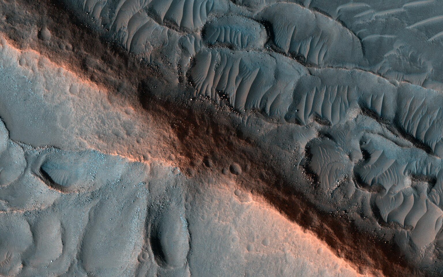 Ridges in Cydonia Mensae - Mars Reconnaissance Orbiter, HiRISE