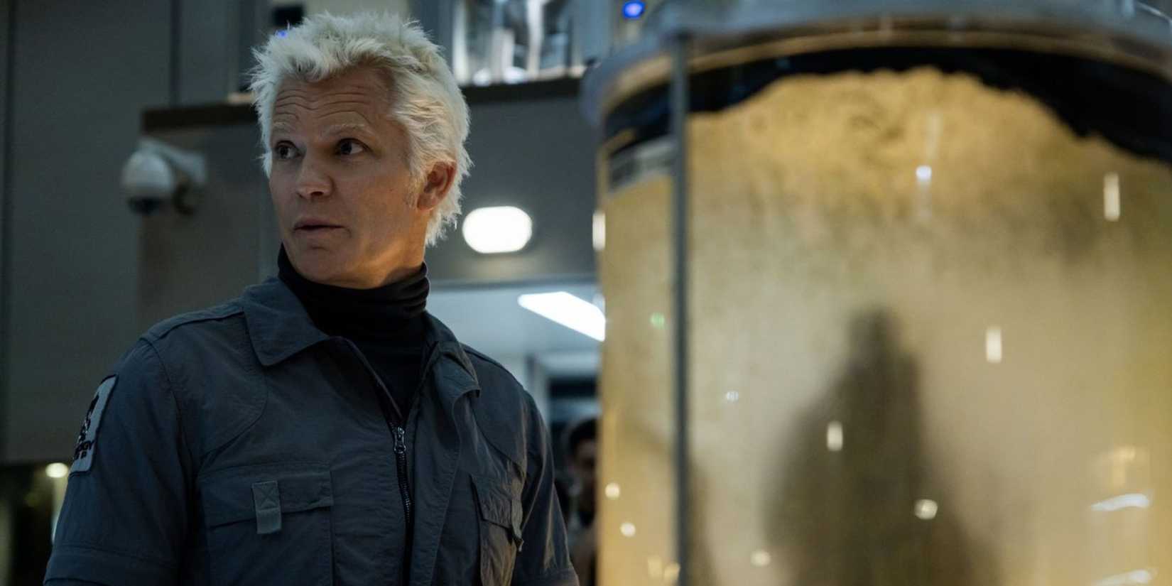 Timothy Olyphant as Kirsh in front of a pod in Alien Earth