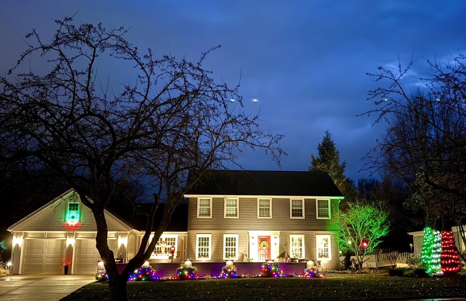 Four lights each composed of four spheres