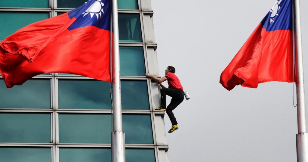 US rock climber scales Taiwan skyscraper without ropes