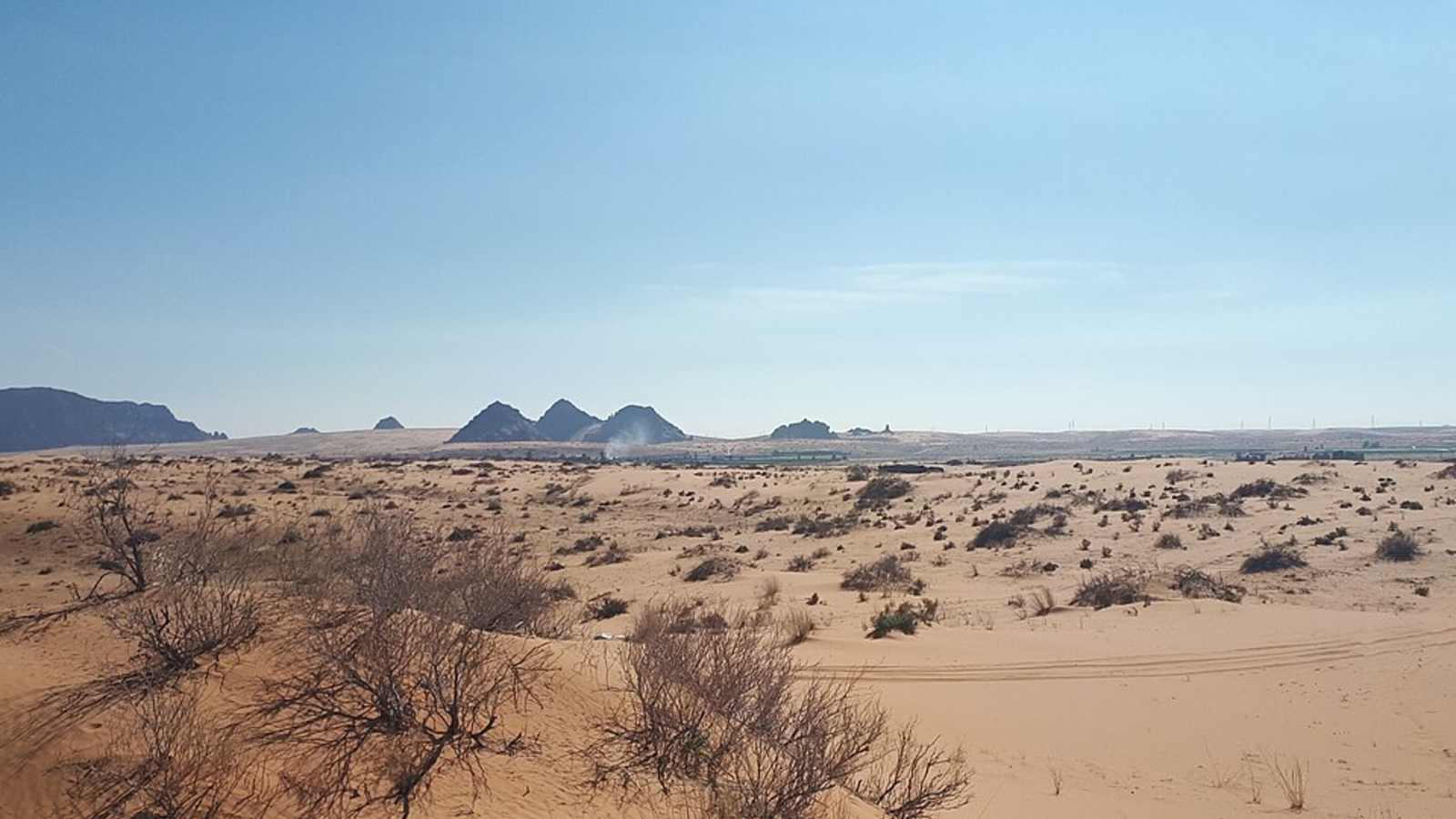 Photo of mountains in the Saudi Arabian desert