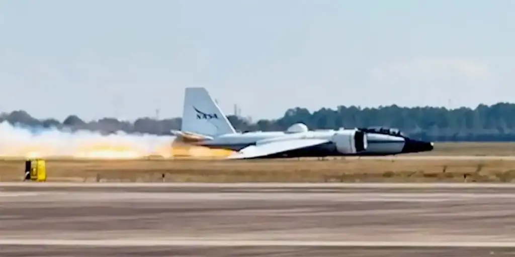 Video shows NASA WB-57 belly landing at Ellington Airport, Houston