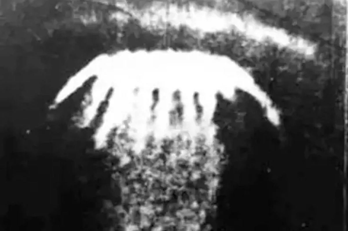 Jellyfish-like UFO seen above a Soviet city in the 1980s