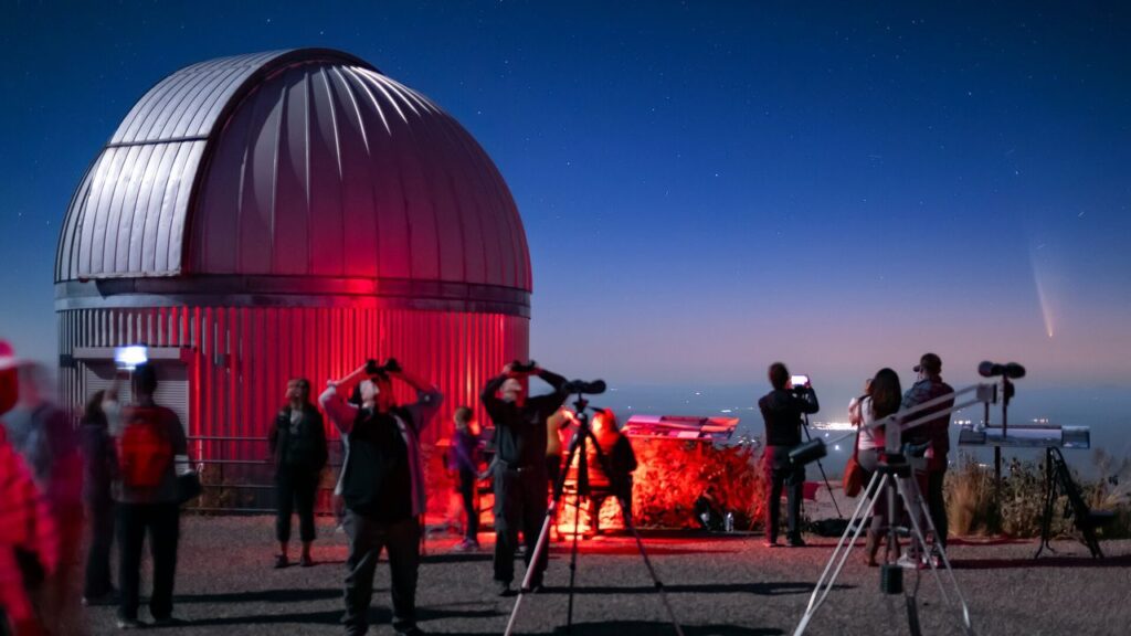 Comet visits stargazers on Kitt Peak Comet visits stargazers on Kitt Peak