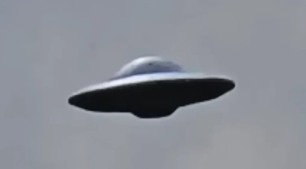 Experts calling new UFO footage the clearest ever recording and witnesses are saying it powered off their phones