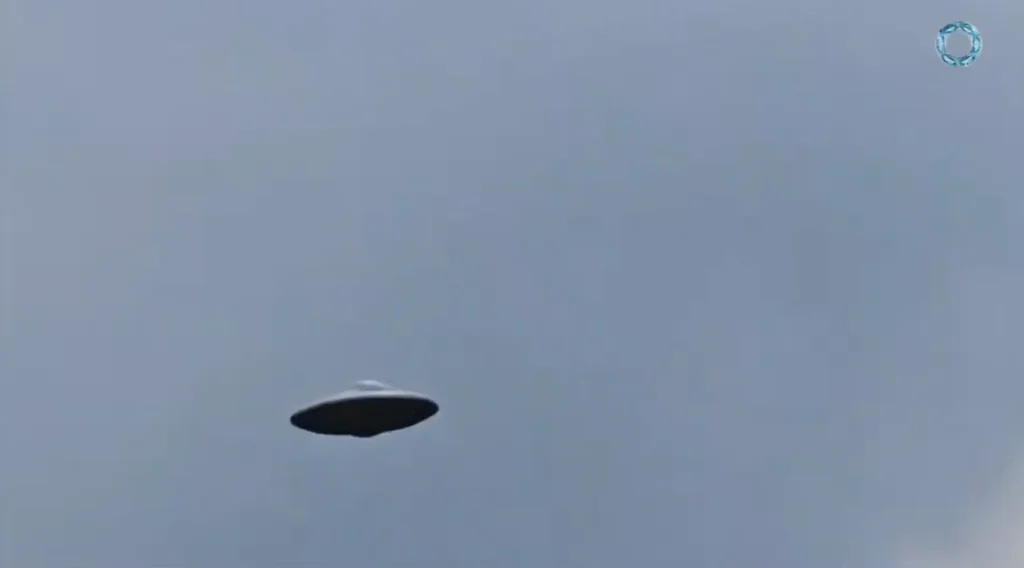 Experts calling new UFO footage the clearest ever recording and witnesses are saying it powered off their phones