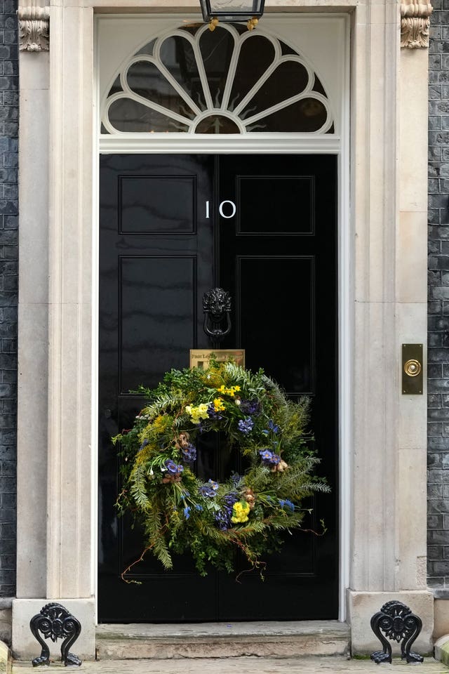 A wreath in the colours yellow and blue on the 10 Downing Street door in London to mark the fourth anniversary of Russia’s full-scale invasion of Ukraine 