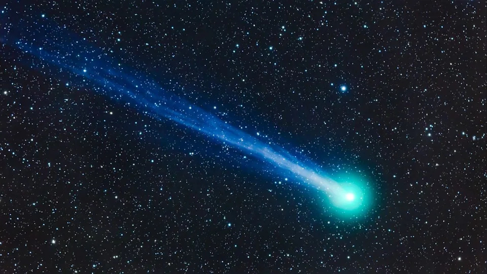 A photograph of Comet Lovejoy in 2011. 