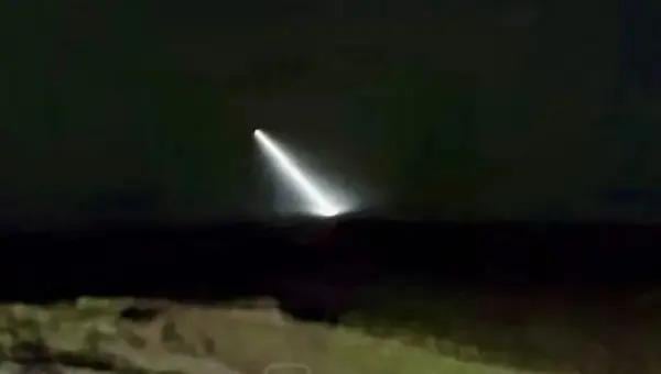 Mysterious beam of light illuminates an entire Patagonian town as if it were daylight. The phenomenon occurred at 4 a.m. and was recorded by a local resident. “It was as if someone had switched on a giant spotlight in the sky,” she said.