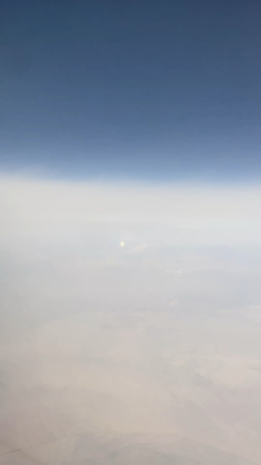 Shimmering golden disc on flight from Burbank to Albuquerque w/orbs (vid 1/2) Shimmering golden disc on flight from Burbank to Albuquerque w/orbs (vid 1/2)