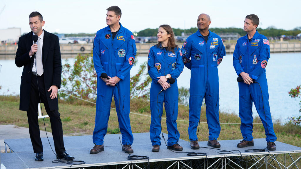 ראש נאס"א עם ארבעת האסטרונאוטים