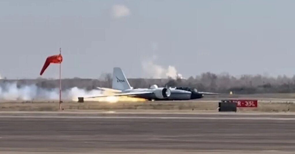 NASA Pilot Pulls Off the Smoothest No Wheels, No Brakes Landing You’ll Ever See — GeekTyrant