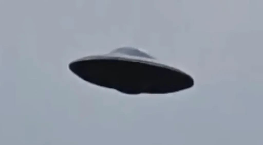Experts calling new UFO footage the clearest ever recording and witnesses are saying it powered off their phones
