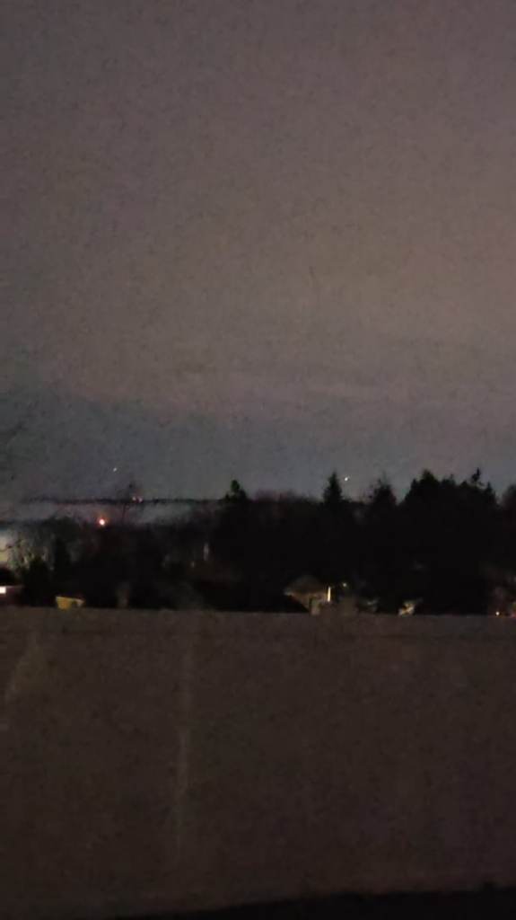 This is how the UFO's in Monroe washington look like so you know what to look for. Today at 10:50pm