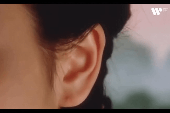 I fear for the future - Warner Music China released the world's first AI music idol. This is her debut.