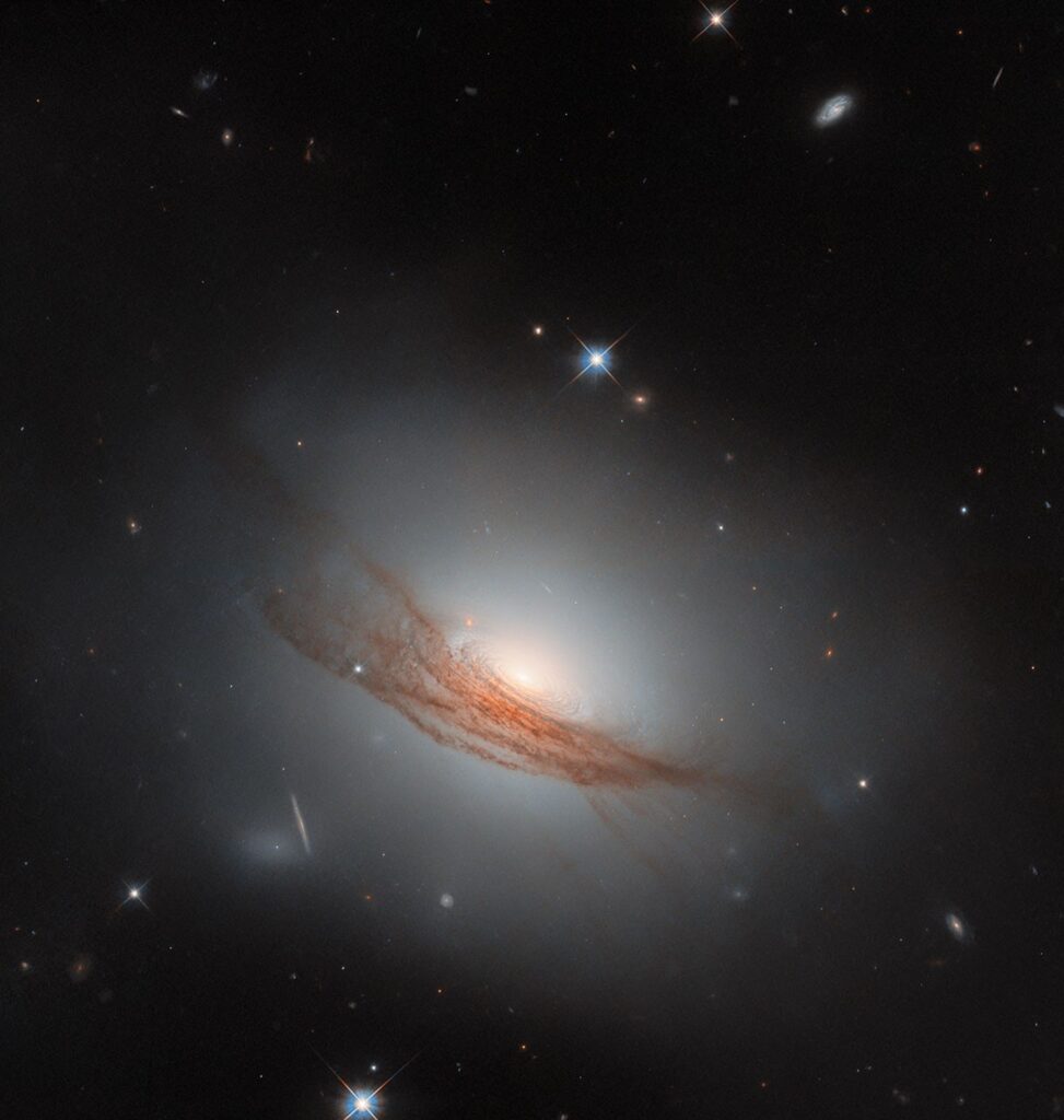 Hubble Spots Lens-Shaped Galaxy - NASA