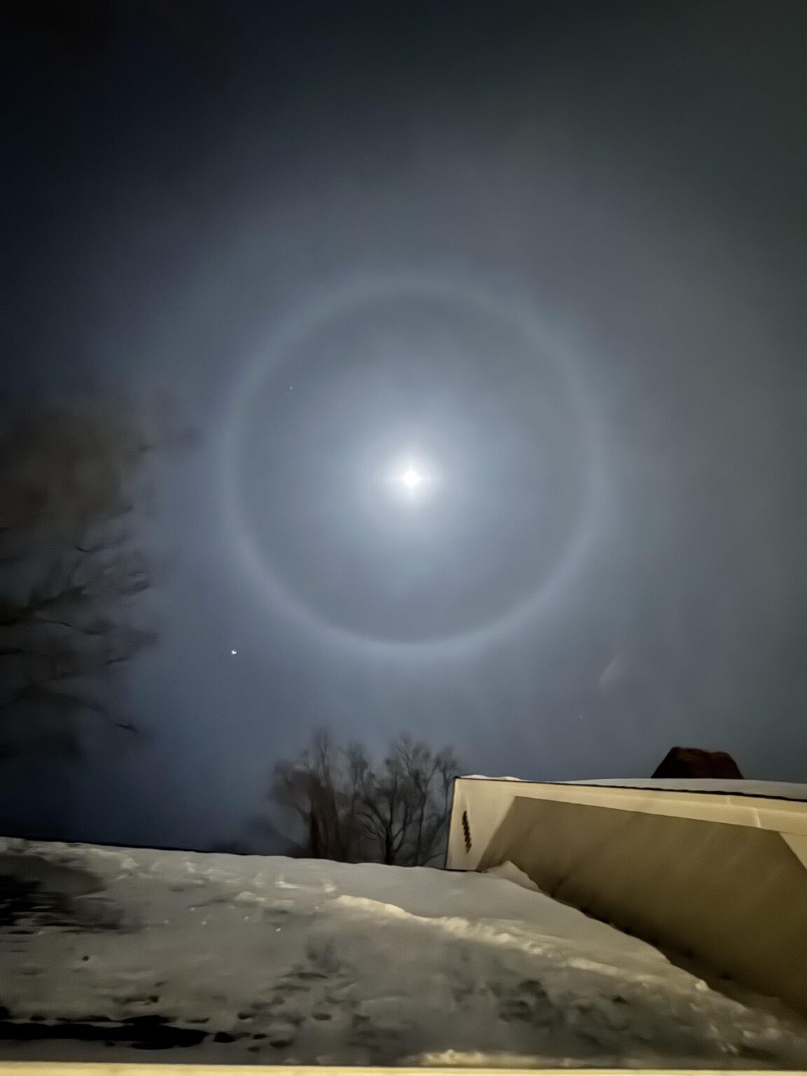 Lunar halo 1/28