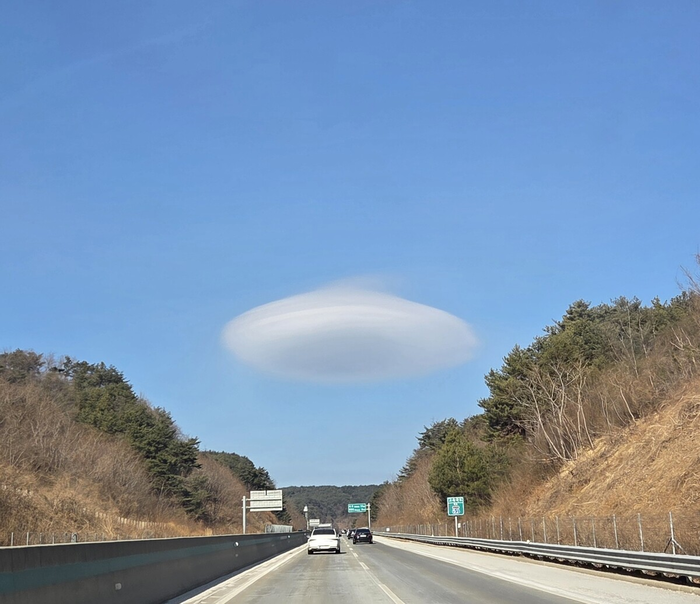 Lens clouds seen in Gangwon-do [Authorized by Yonhap News]