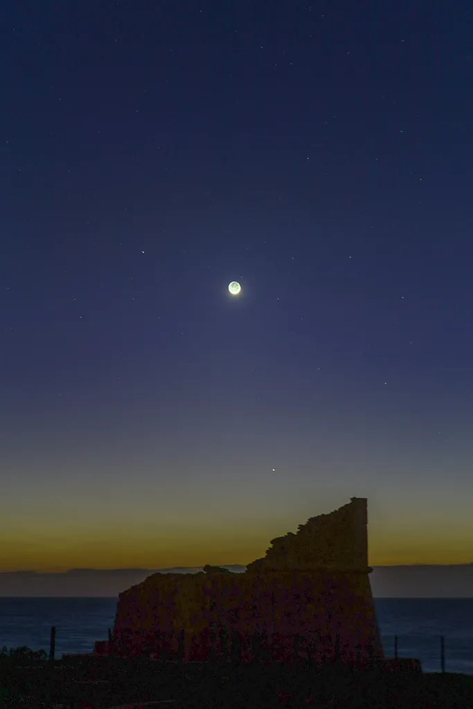 Saturn the Moon and Mercury captured by Giovanni Passalacqua over Punta Secca, Sicily, Italy, 19 February 2026, 18:48 local time. Equipment: Canon EOS R DSLR camera, Sigma 35mm lens, Manfrotto tripod. Exposure: ISO 100, f/1.8, 4s