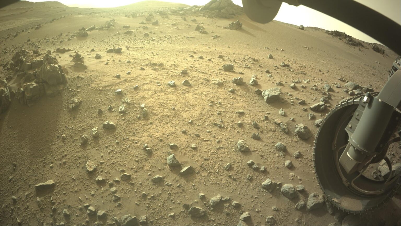 View from the front hazard avoidance camera, obtained by stitching twelve images together. Processed by ‪Daniel Pomarède‬