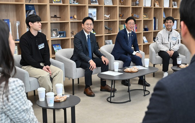Bae Kyung-hun, Deputy Prime Minister and Minister of Science and ICT, holds a meeting with KASA Administrator Oh Tae-seog and staff during his visit to the Korea AeroSpace Administration in Sacheon, South Gyeongsang Province, on the 25th. Provided by the Ministry of Science and ICT.